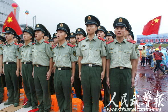 《激情廣場》幕啟瓷都 武警官兵冒雨執(zhí)勤